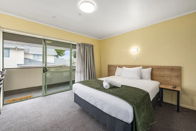 Upstairs, Studio, Queen Bed, Fenton Court Motel 1/7
