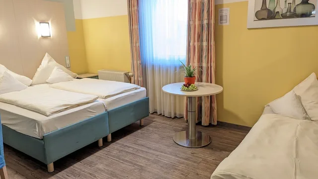 غرفة رباعية بسرير كوين مع أريكة، Ambient Hotel Am Europakanal 3/4