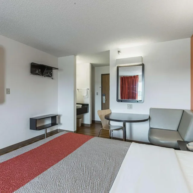 غرفة بسرير كوين لذوي الإعاقة، Motel6 Omaha, NE - Central 3/4