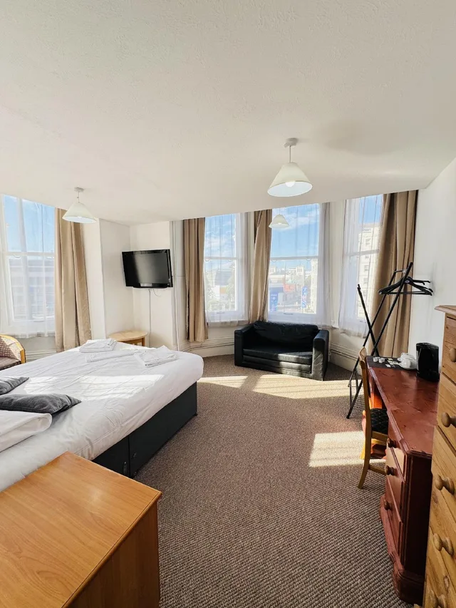 Deluxe, Double Bed, Sofa, Bathtub, Carlton Court Hotel Eastbourne 1/1