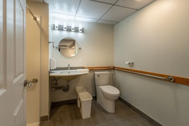 غرفة بسرير كوين لذوي الإعاقة، Quality Inn Sunshine Suites Terrace 6/8
