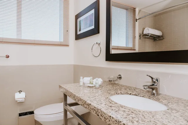 1 Bedroom, Suite, King Bed, City View, Sofa, Courtyard By Marriott Guayaquil 2/4