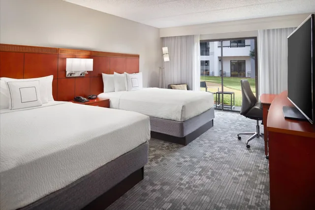 غرفة بسريرين مزدوجين بحوض استحمام لذوي الإعاقة، Courtyard By Marriott Atlanta Airport South Sullivan Road 1/10
