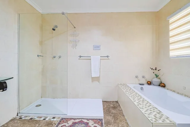 غرفة فاخرة بسرير كينج، Galagos Lodge 5/6
