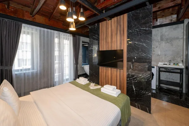 جناح بسرير كوين، Monev Istanbul 9/10