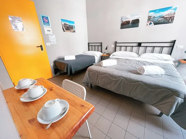 غرفة ثلاثية بسرير مزدوج وسرير فردي، Ostello Bello Napoli 5/6
