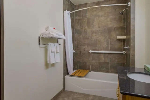 جناح كبير بسريرين كوين لذوي الإعاقة، SureStay Hotel by Best Western Falfurrias 3/3