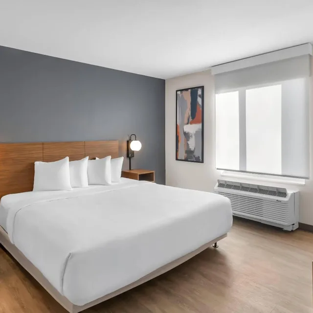 غرفة بسرير كينج مع أريكة، Everhome Suites Clarksville Ft. Campbell Area 1/6
