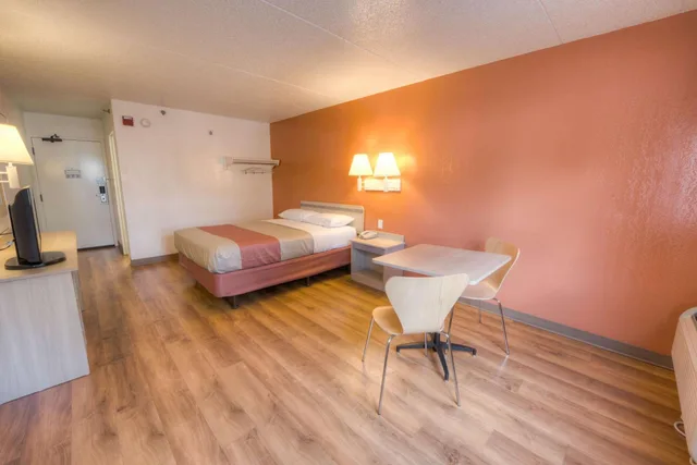 1 Queen Bed - Micfridge, Non-Smoking، Motel6 Branford, CT - New Haven 3/5