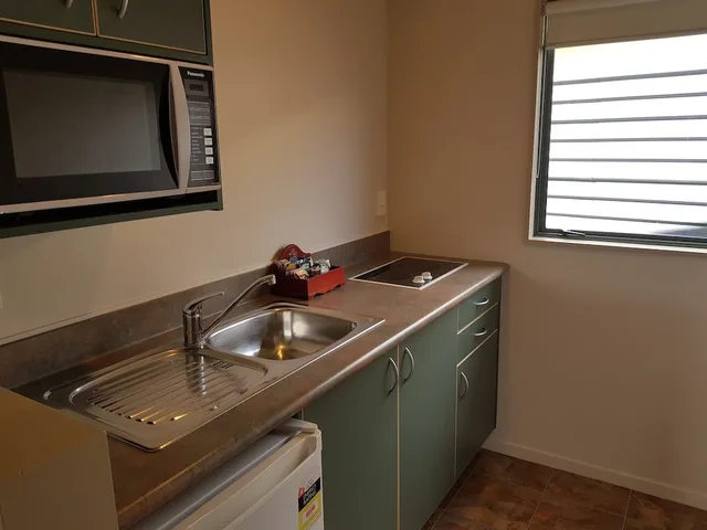 Spa, Studio, 1 Queen and 1 Single Bed, Jetted Tub، Portmans Motor Lodge 9/10