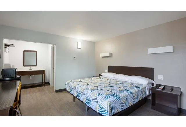 غرفة بسرير كينج لذوي الإعاقة، Motel6 Show Low, AZ 3/6