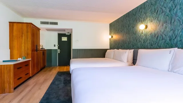 Premium, 2 Queen Beds, Balcony, Holiday Inn Port Moresby 1/10