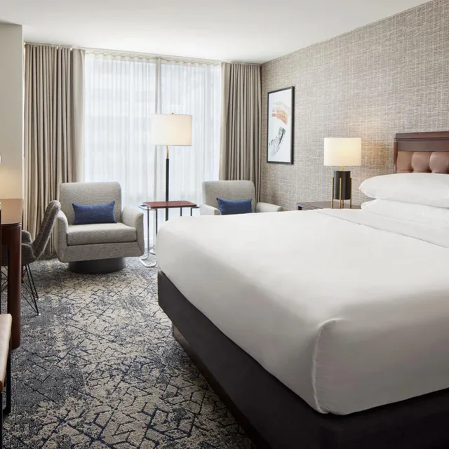 غرفة بسرير كينج بحوض استحمام لذوي الإعاقة، Sheraton Valley Forge King of Prussia 2/10