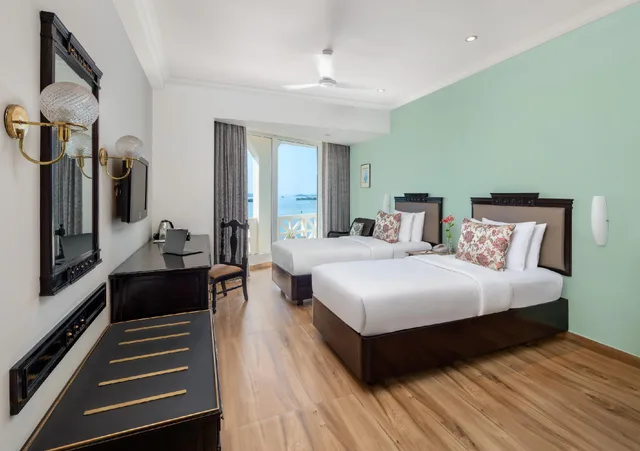 غرفة تنفيذية بسريرين منفصلين وثلاثة أسرّة بإطلالة على البحر، Vivanta Ernakulam, Marine Drive 1/1