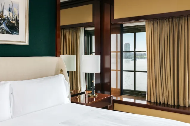 غرفة بريميير بسرير كينج بإطلالة على النهر لذوي الإعاقة، Casa Cipriani New York 3/4
