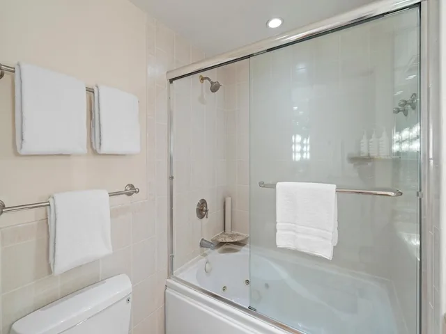 شقة سكنية بسريرين مزدوجين وسرير كينج بإطلالة على البحر بغرفتي نوم مع أريكة، Kaanapali Alii 5/15