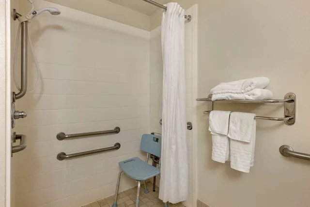غرفة قياسية بسرير كينج لذوي الإعاقة، Best Western Plus Omaha Airport Inn 8/8