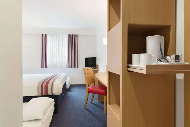 غرفة عائلية بسريرين منفصلين مع أريكة، Ramada by Wyndham Wakefield 1/1