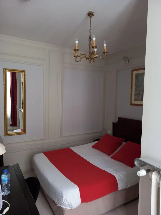 غرفة اقتصادية بسرير مزدوج، Brit Hotel Les Comtes de Champagne Centre Historique 1/4