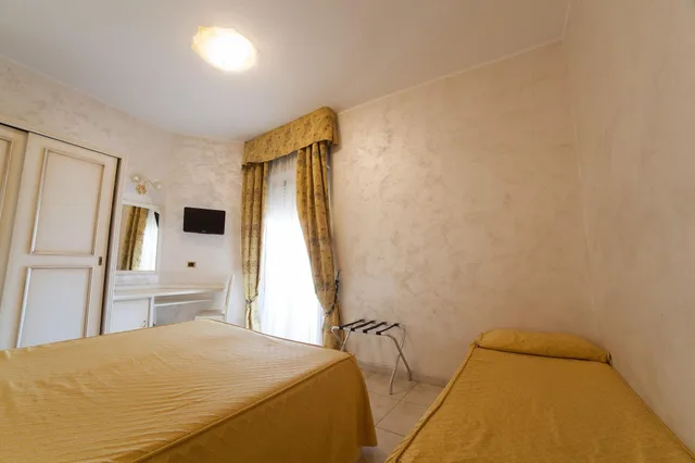غرفة ثلاثية بإطلالة جزئية على البحر، Hotel Diplomat Palace 1/4