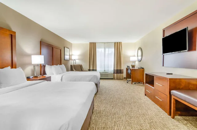 Room, 2 Queen Beds, Comfort Inn And Suites 3/3