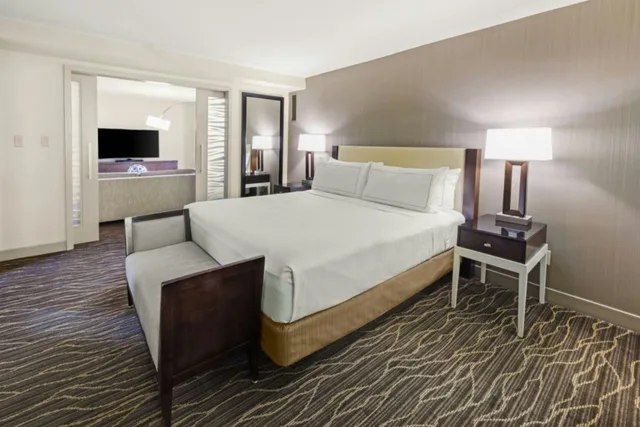 1 Bedroom, Waldorf, Suite, King Bed، Hilton Salt Lake City Center 1/3