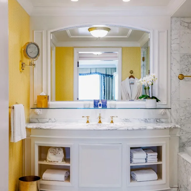 غرفة بريميوم بسرير كينج، The Grand America Hotel 5/6