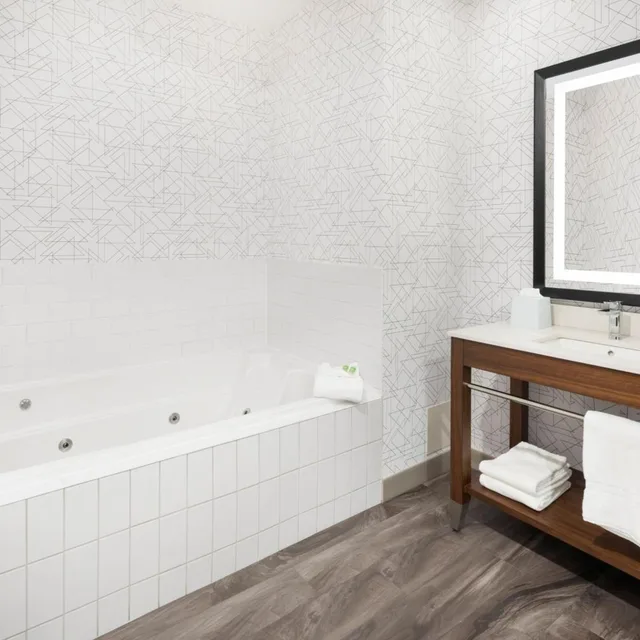 family suite, Four Points by Sheraton Calgary Airport 3/3