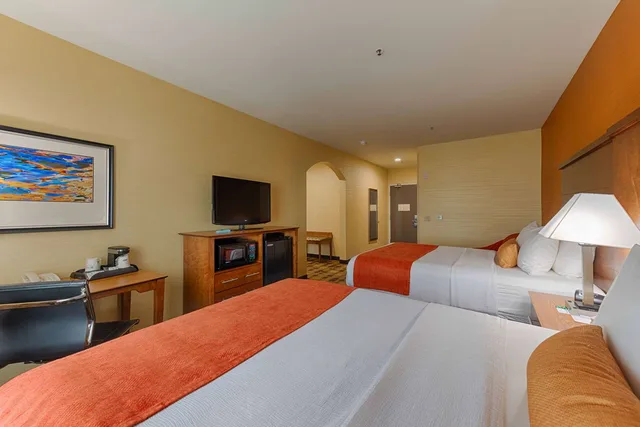 غرفة بسريرين كوين مع أريكة، Best Western Plus Delta Inn & Suites 1/2