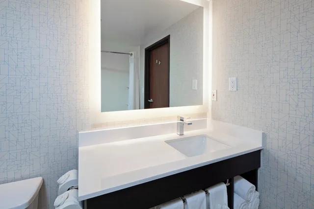 غرفة قياسية بسرير كينج مع أريكة، Holiday Inn Express Hotel Suites Oakland Airport 1/4