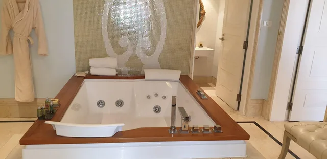 جناح بشرفة، Cairo Marriott Hotel and Omar Khayyam Casino 2/8