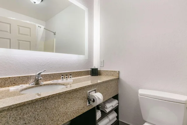 جناح بسريرين كوين لذوي الإعاقة، Clarion Pointe Columbus-Bradley Park 3/3