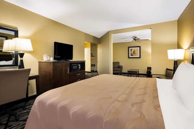 غرفة قياسية بسرير كينج مع أريكة، Quality Inn & Suites Syracuse Fairgrounds 5/10