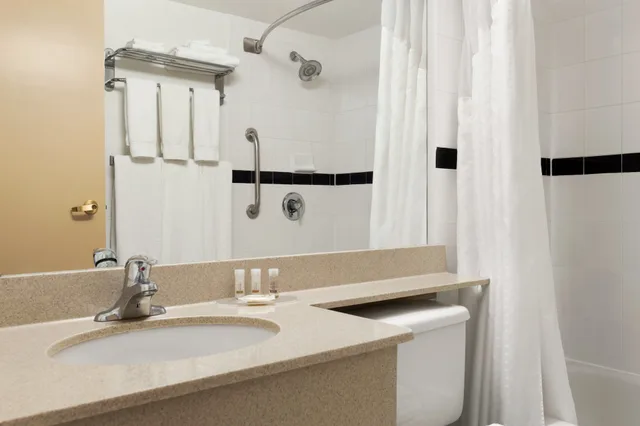 Room, 2 Queen Beds, Exterior Entrance, Ground Floor، Days Inn & Suites by Wyndham Moncton 7/8