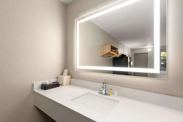 غرفة بسرير كينج، Days Inn by Wyndham Helen 2/2