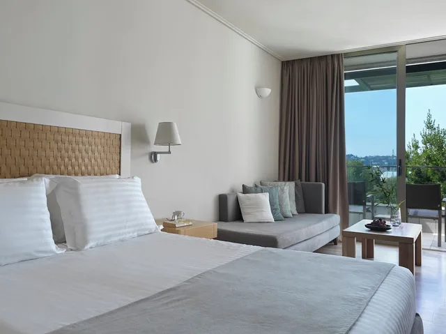 غرفة بسريرين منفصلين بإطلالة على الحديقة بشرفة، Kontokali Bay Resort and Spa 1/8