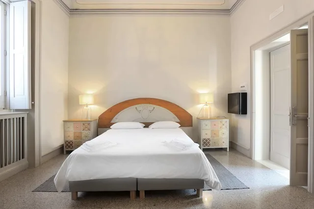 Classic, Queen Bed, Palazzo Circolone 3/10