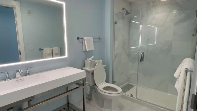 Room, 2 Queen Beds, Cove Side, The Colony Hotel 5/9