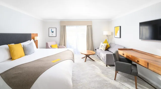 غرفة قياسية بسرير كينج، Voco Oxford Thames by IHG 4/10