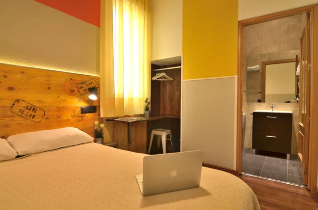 Standard, Double Bed, Far Home Atocha 2/2
