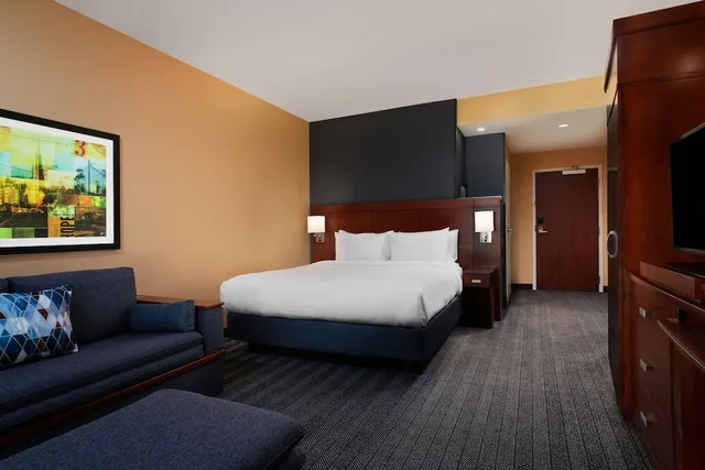 غرفة قياسية بسرير كينج مع أريكة لذوي الإعاقة، Courtyard by Marriott San Jose North/Silicon Valley 1/3