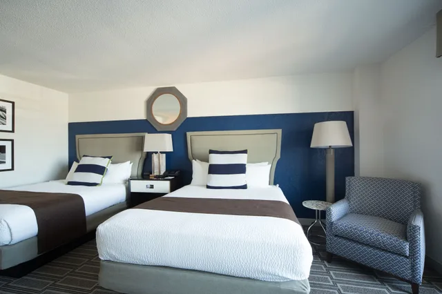 غرفة قياسية بسريرين كوين، South Shore Harbour Resort & Conference Center 2/7