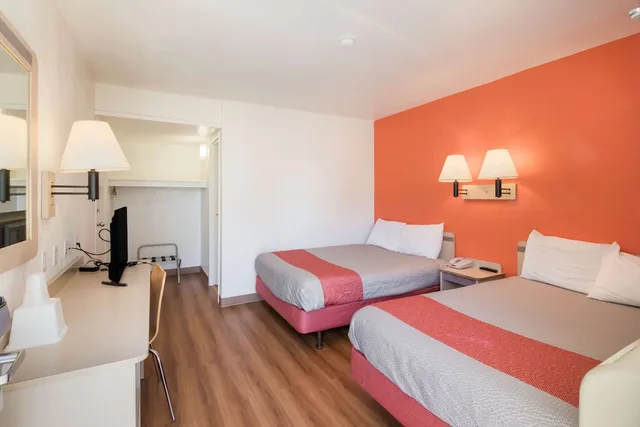 غرفة بسريرين مزدوجين، Motel6 Moses Lake, WA 3/8