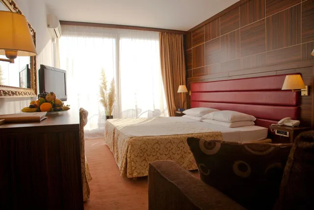 غرفة بسرير مزدوج أو سريرين منفصلين بشرفة، Hotel Palas 1/6