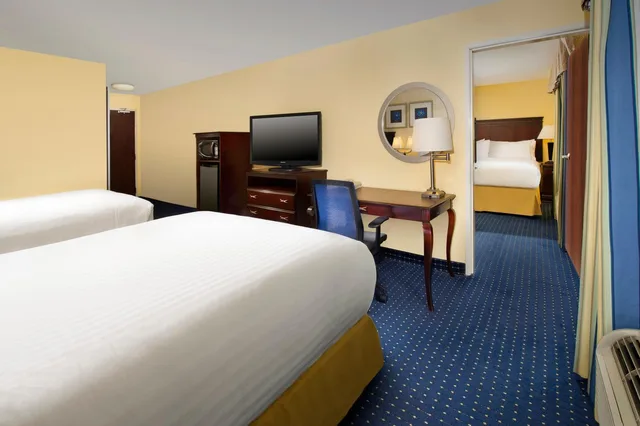 جناح بسرير كينج وسريرين كوين بغرفتي نوم، Holiday Inn Express Hotel Suites San Antonio West Seaworld Area 1/3