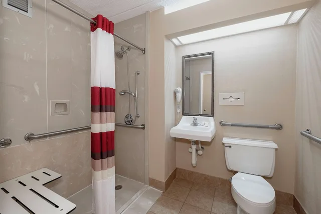 Deluxe, 2 Queen Beds, Accessible, Red Roof Inn and Suites Macon 4/4