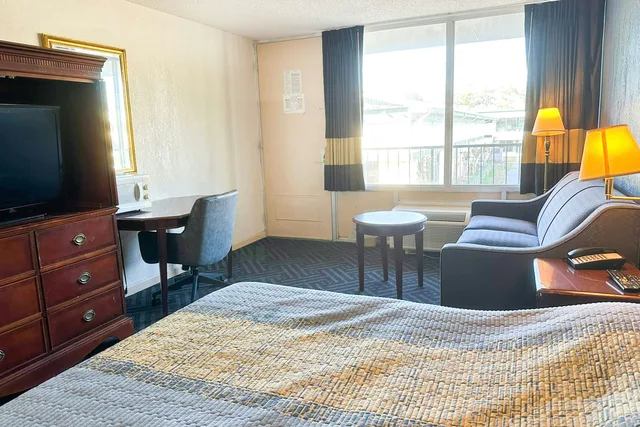 غرفة بسرير مزدوج للمدخنين، Super Inn & Suites by OYO Milledgeville 2/3