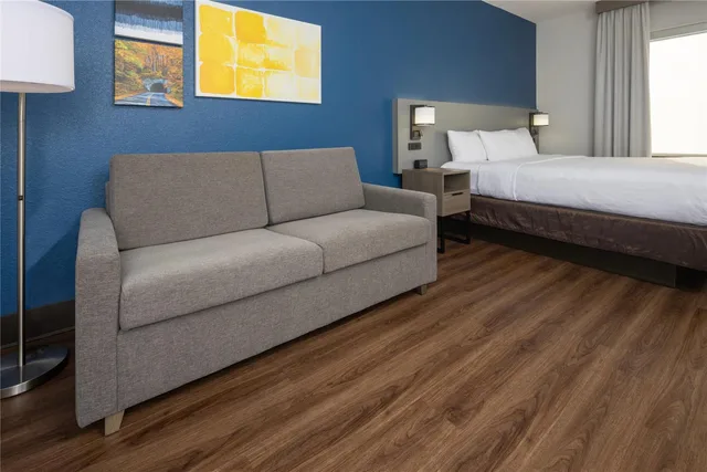 جناح بسرير كينج لذوي الإعاقة، Comfort Suites Outlet Center 1/3