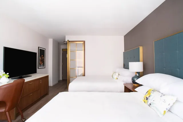 غرفة ديلوكس بسريرين مزدوجين لذوي الإعاقة، Le Meridien Essex Chicago 1/5