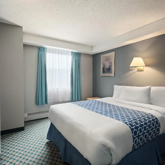 جناح بسرير كوين بغرفة نوم واحدة مع أريكة، Travelodge by Wyndham Edmonton Airport 2/5
